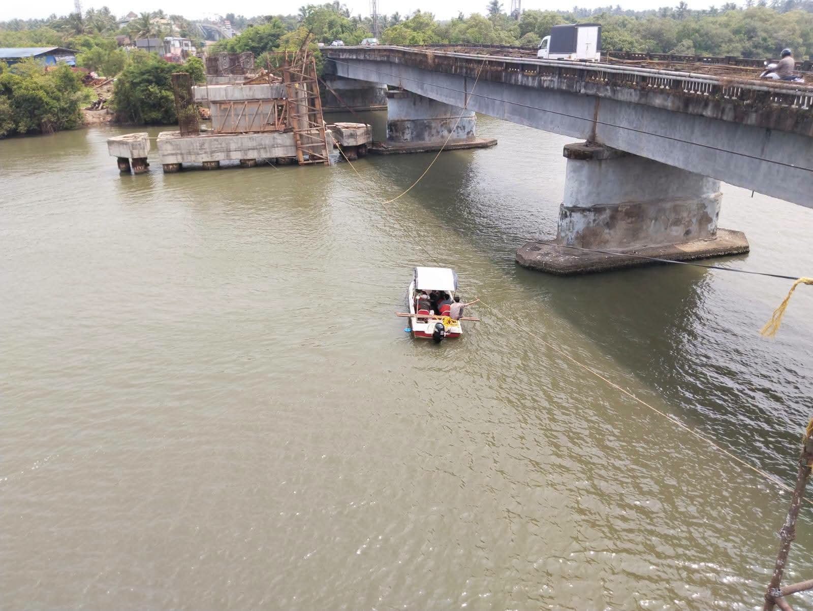 You are currently viewing പഴയങ്ങാടി പുതിയ പാലം: സെന്റർ സ്പാൻ നിർമ്മാണത്തിന് മുന്നോടിയായി പുഴയുടെ ആഴ പരിശോധന തുടങ്ങി