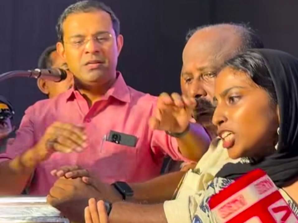 Read more about the article മഹാരാജാസ് കോളേജിൽ മന്ത്രിയെ വളഞ്ഞ് എസ്.എഫ്.ഐ പ്രതിഷേധം; പ്രസംഗം പാതിവഴിയിൽ അവസാനിപ്പിച്ച് റോജി എം. ജോൺ വേദിവിട്ടു
